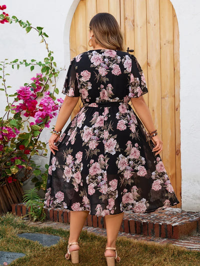 Wella - Blomstret omfavnende kjole