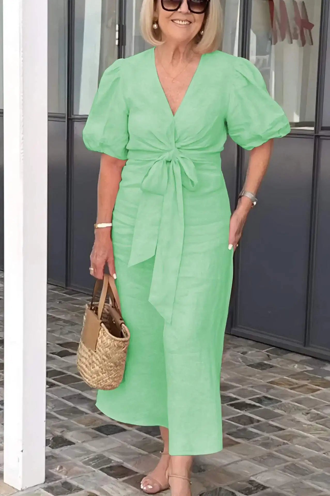 Kourtney - Elegant kjole med V-hals